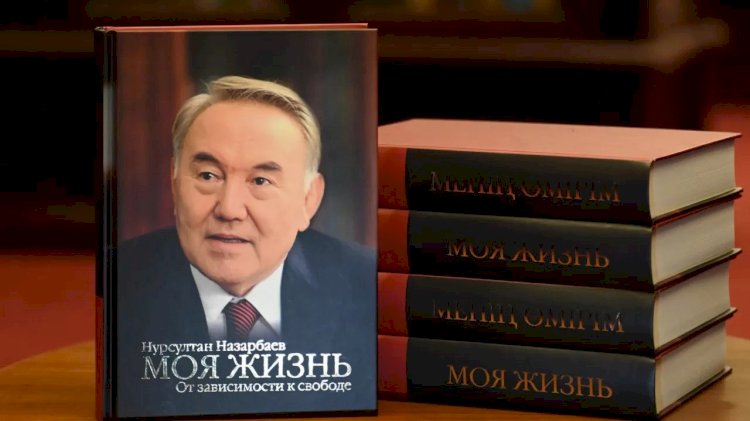 Назарбаев кітабының авторлық көшірмесін Путинге сыйлады